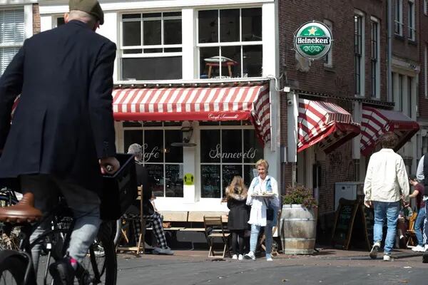 Un restaurante reabierto con mesas al aire libre para los clientes en Amsterdam, Holanda. Fotógrafo: Peter Boer/Bloomberg