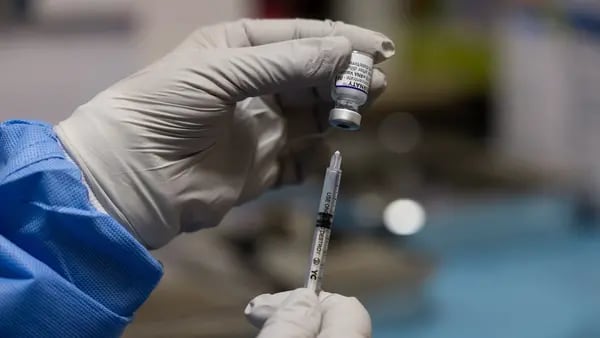 Farmacias San Pablo gana MXN$3,8 millones en solo un día por aplicar vacunas Coviddfd