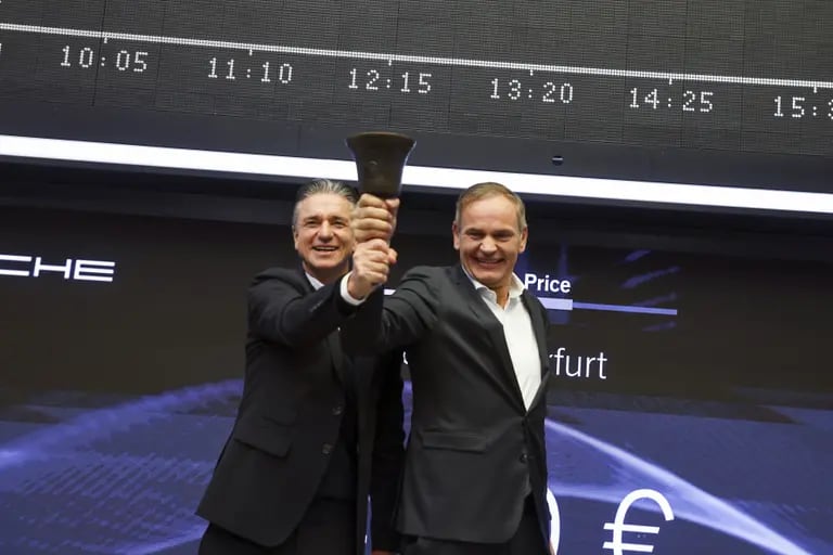 Oliver Blume (à dir.) , CEO da Volkswagen AG, e Lutz Meschke, CFO da Porsche AG, tocam o sino durante a cerimônia de abertura de capital da Porsche na Bolsa de Frankfurtdfd