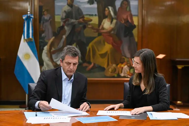 El ministro de Economía, Sergio Massa, y la titular de ANSeS, Fernanda Raverta, anunciaron el incremento nominal de las jubilacionesdfd