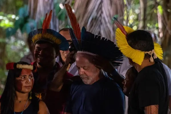 Luiz Inacio Lula da Silva estuvo con comunidades indígenas en  Parque dos Igarapes en Belem.