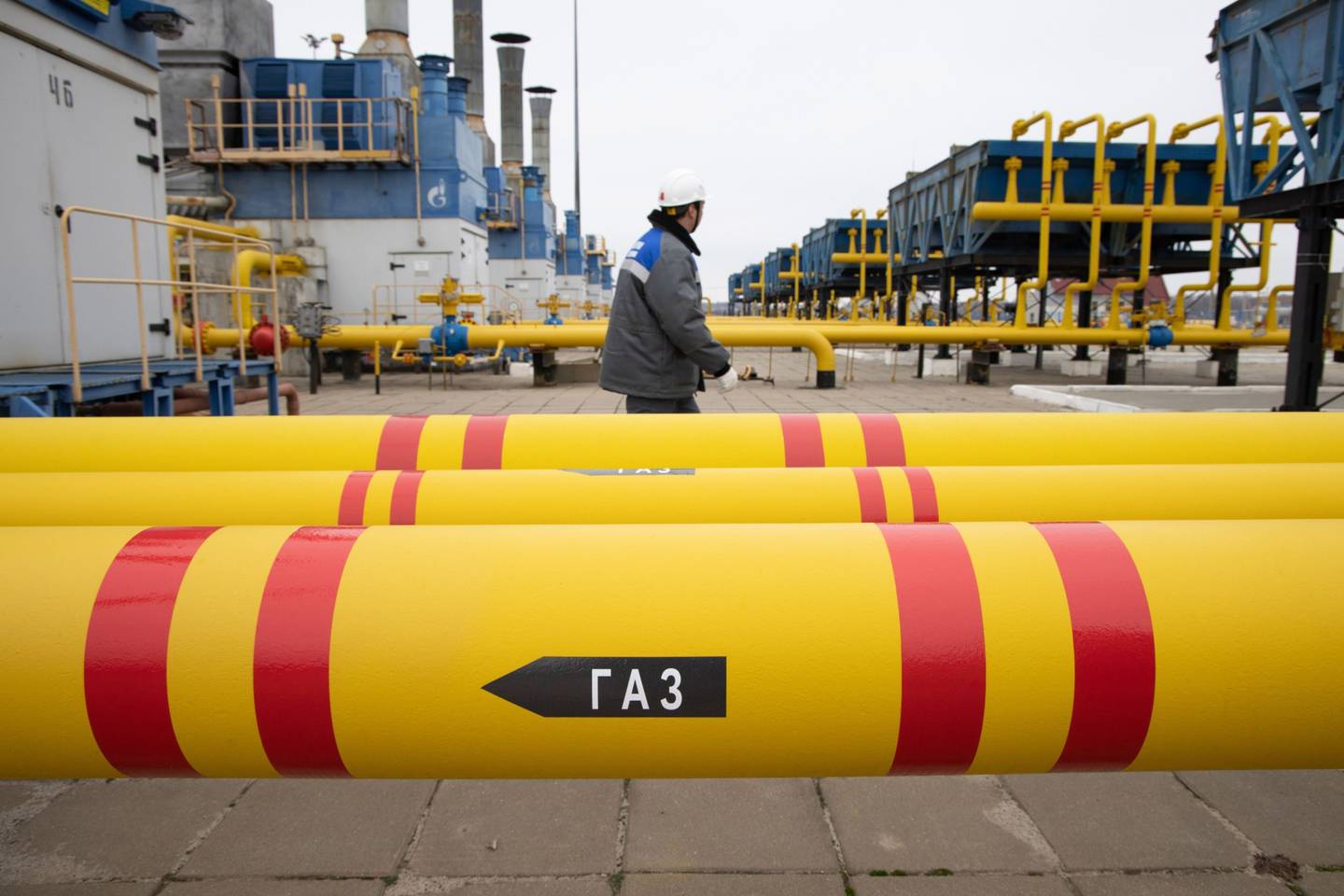 Tuberías que transportan gas en la instalación subterránea de almacenamiento de gas de Kasimovskoye, operada por Gazprom PJSC, en Kasimov, Rusia