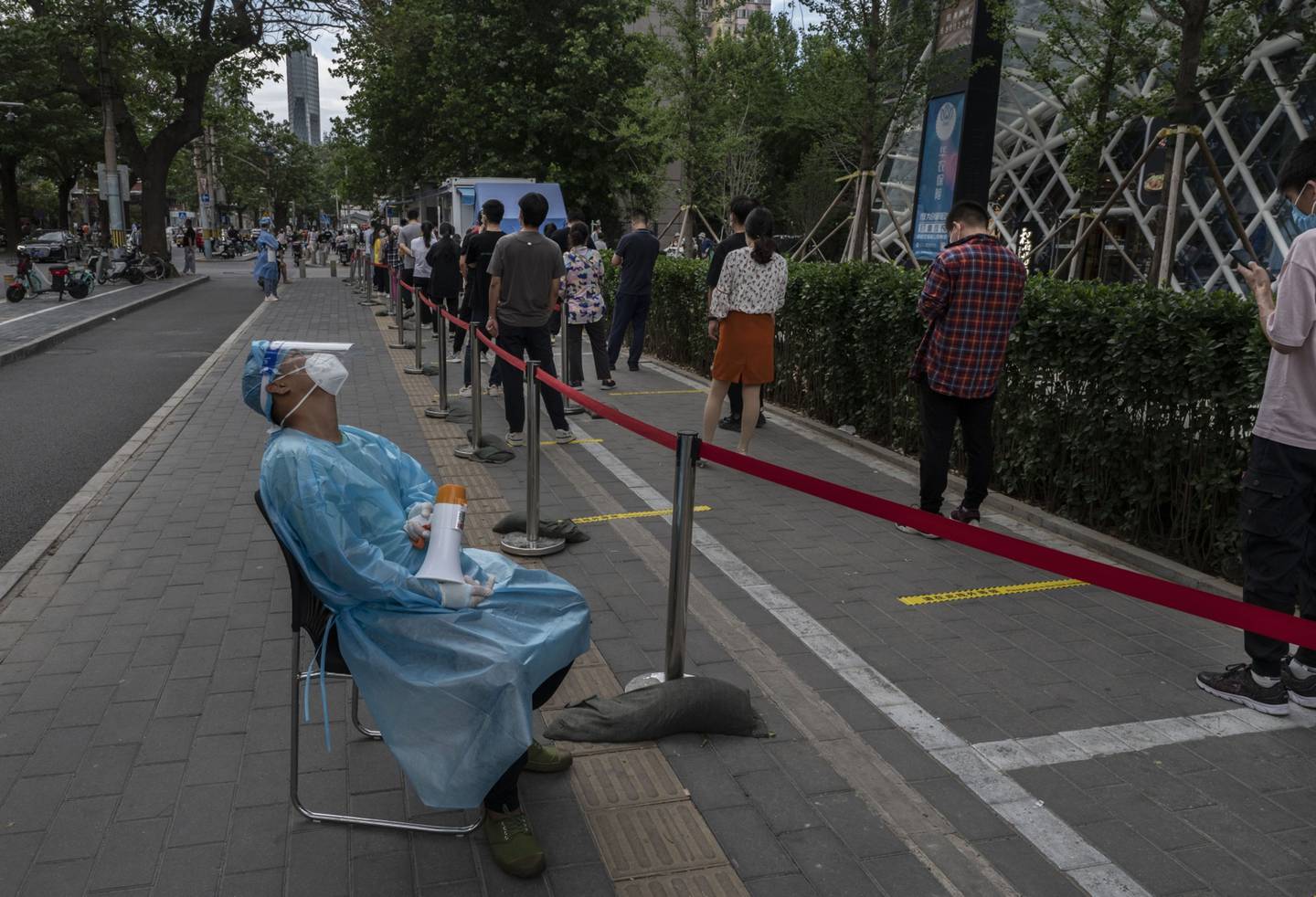 Los residentes hacen fila para someterse a las pruebas en Pekín el 14 de junio.