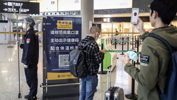 China acorta cuarentena para viajeros en mayor cambio de política Cero Coviddfd