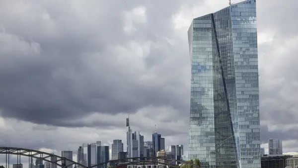 BCE desacelera ritmo de subida de tasas pero advierte que seguirá endureciendodfd
