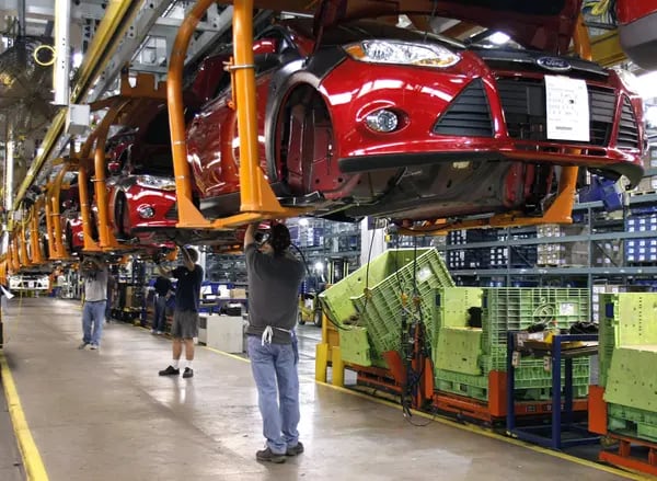 Trabajadores construyen un Ford Focus en la cadena de montaje de la Planta de Montaje de Michigan de Ford Motor Co. el 14 de diciembre de 2011 en Wayne, Michigan.