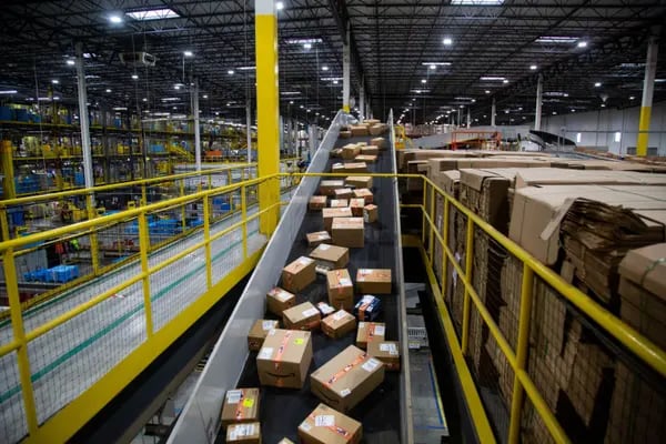 Paquetes se mueven a lo largo de una cinta transportadora en un centro de cumplimiento de Amazon en el Ciberlunes en Robbinsville, Nueva Jersey, Estados Unidos, el lunes 29 de noviembre de 2021