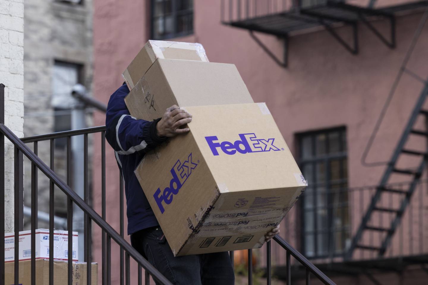 Un mensajero de FedEx transporta paquetes durante el Ciberlunes en el barrio de Greenwich Village de Nueva York, Estados Unidos, el lunes 29 de noviembre de 2021.