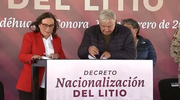 El presidente de México, Andrés Manuel López Obrador firma un decreto junto con la secretaria de Energía, Rocío Nahle García en el municipio de Bacadéhuachi, Sonora. (Imagen: YouTube).