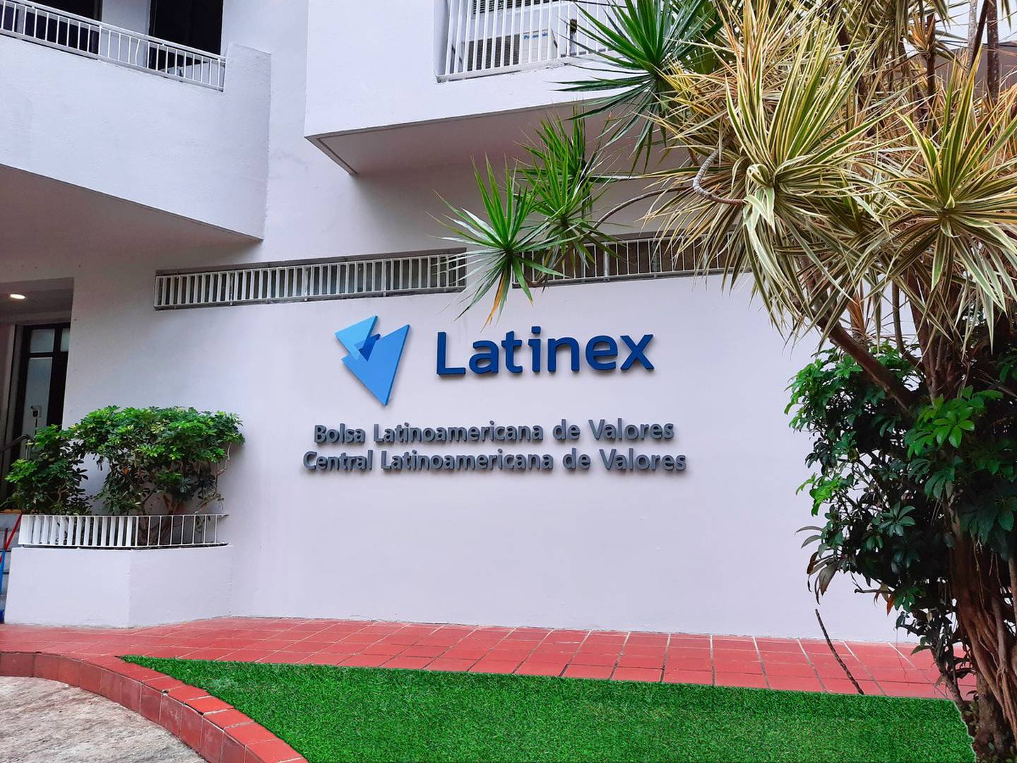 En 2021, tras 31 años de operación, la Bolsa de Valores de Panamá, se convirtió en la Bolsa Latinoamericana de Valores (Latinex) con el fin de proyectarse como el hub internacional del mercado de valores.
