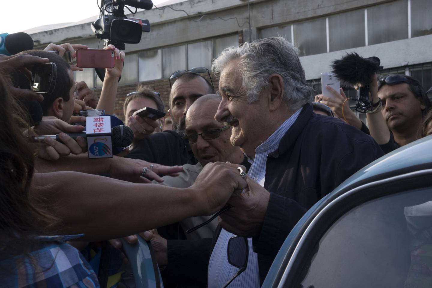 Ex-presidente uruguaio José Mujica fala com apoiadores a imprensadfd
