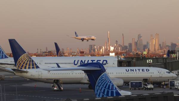 United Airlines planea reducir tarifas de asientos para familiasdfd