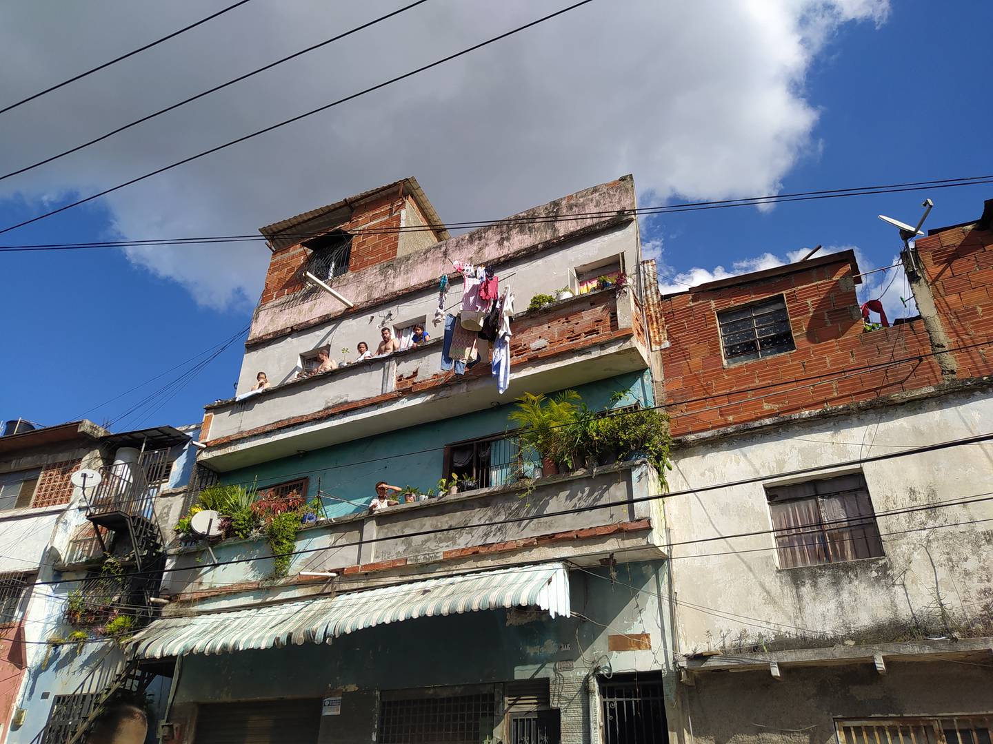 Habitantes de Los Frailes en Catia, al oeste de Caracas, reciben a candidatos a concejales / Raylí Luján