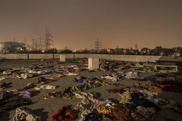 Las prendas desechadas de las personas que murieron de Covid-19 en la azotea de un crematorio en Nueva Delhi, en abril de 2021. Fotógrafo: Anindito Mukherjee/Bloombergdfd