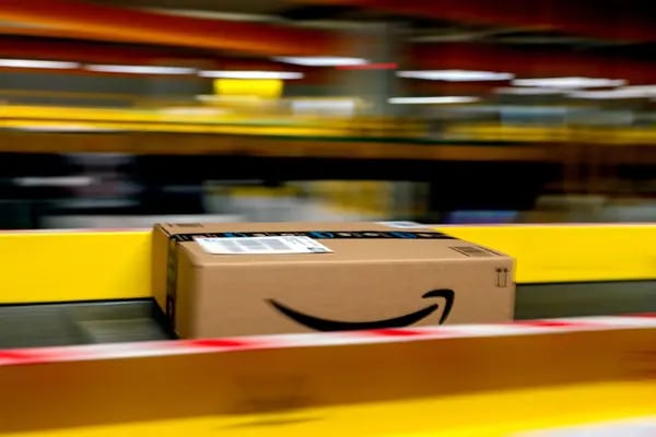 Un paquete de Amazon Prime pasa por una cinta transportadora en un centro de cumplimiento de Amazon.com Inc. en Frankenthal, Alemania, el martes 13 de octubre de 2020.