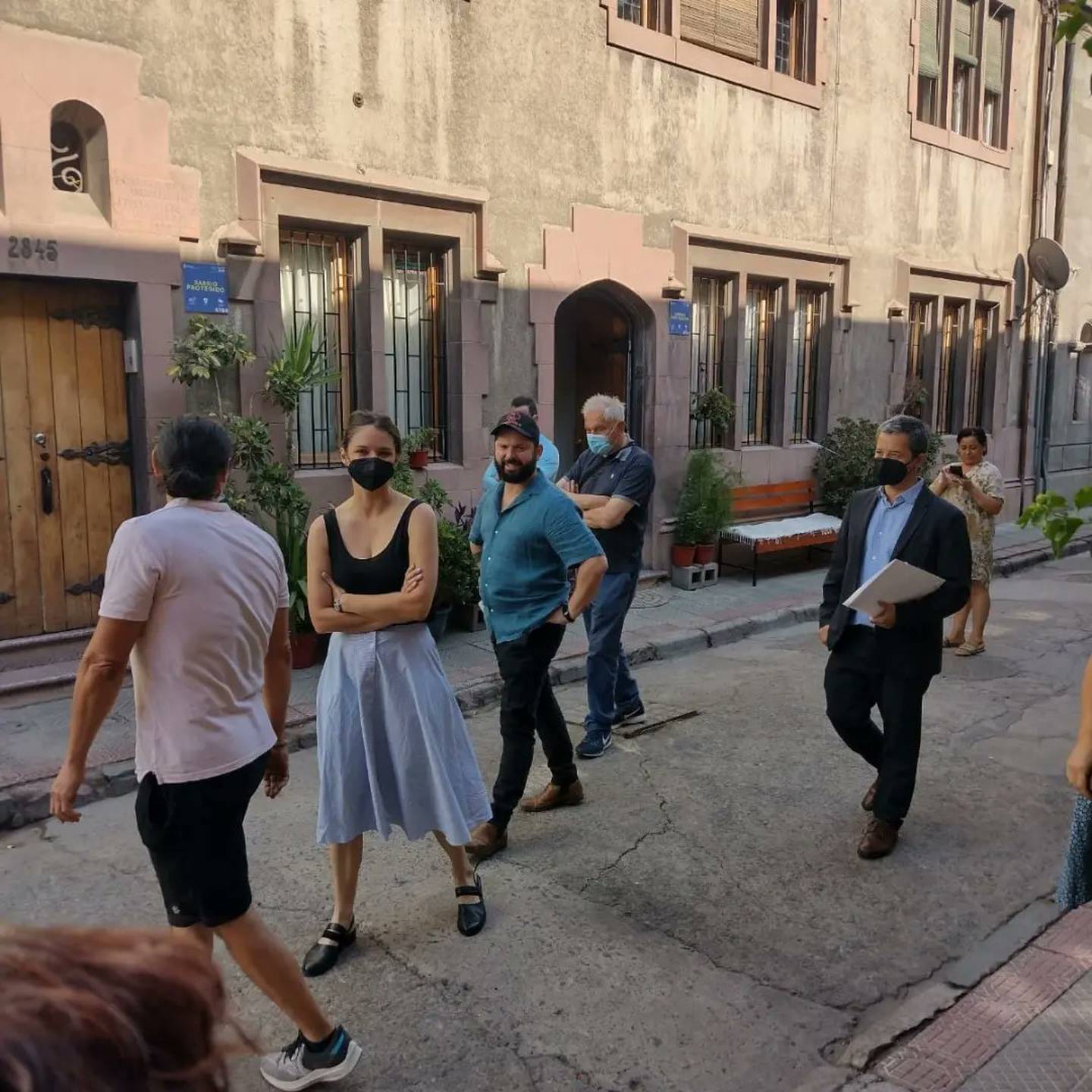 Gabriel Boric, presidente electo de Chile, y su pareja, Irina Karamanos, pasean por el Barrio Yungay, en Santiago, en febrero de 2022. Foto: Twitter de Barrio Yungay (@Barrio_Yungay)