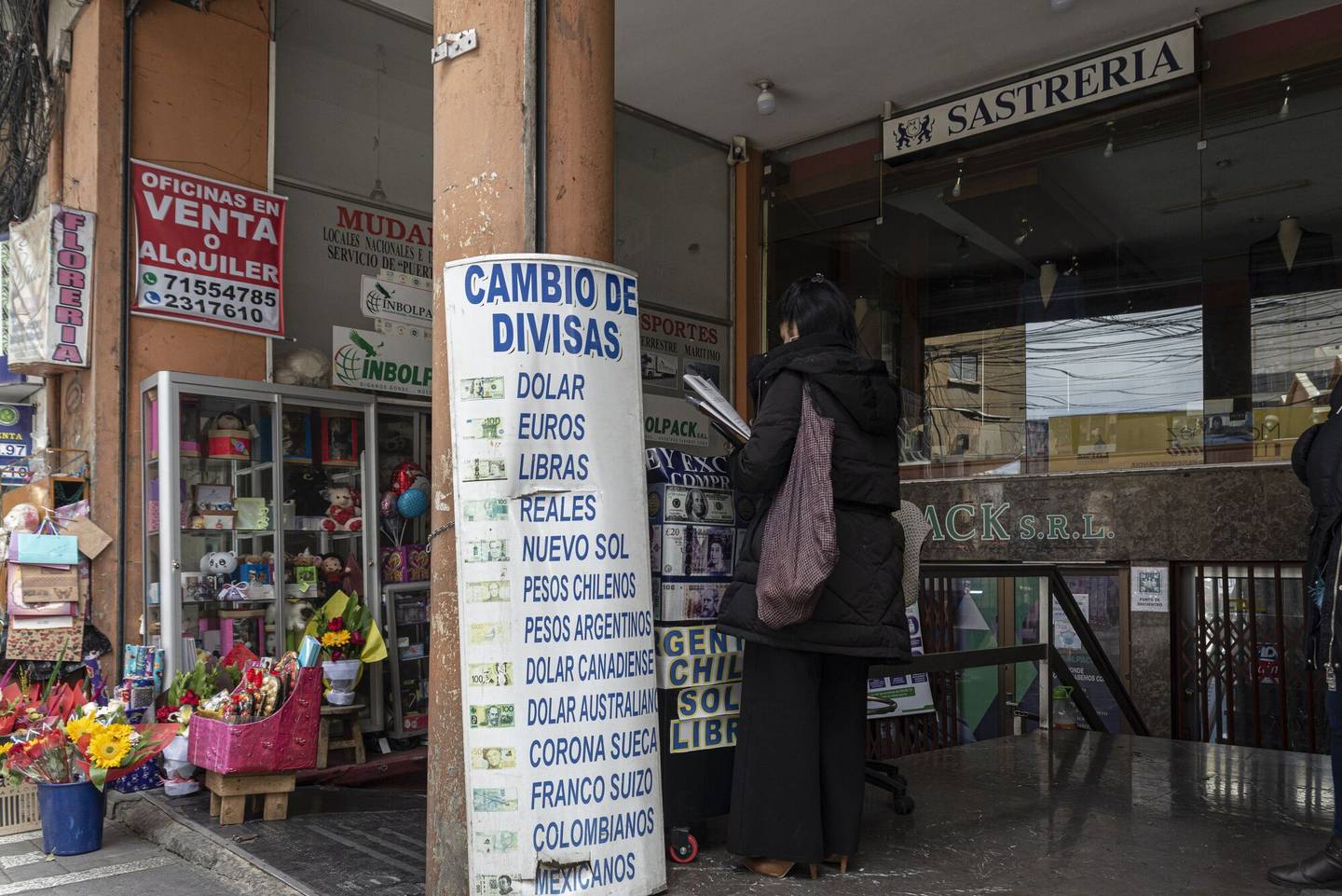 Cliente en un quiosco de cambio de divisas en La Paz