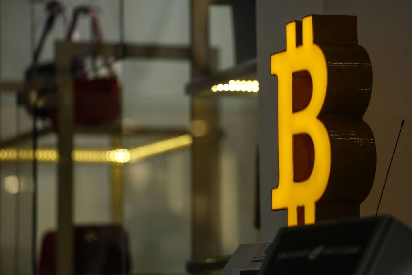 El logo de Bitcoin en un centro comercial en Tbilisi, Georgia, el lunes 25 de julio de 2022. Fotógrafo: Valeria Mongelli/Bloomberg