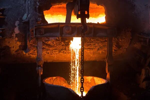 O cobre caiu até 4,3% para menos de US$ 9.000 por tonelada na London Metal Exchange nesta quinta-feira (12)