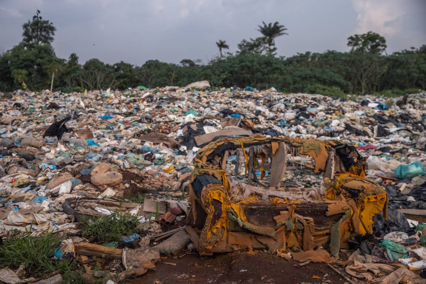 Montones de residuos en un vertedero en plena selva amazónica. Fotógrafo: Jonne Roriz/Bloombe