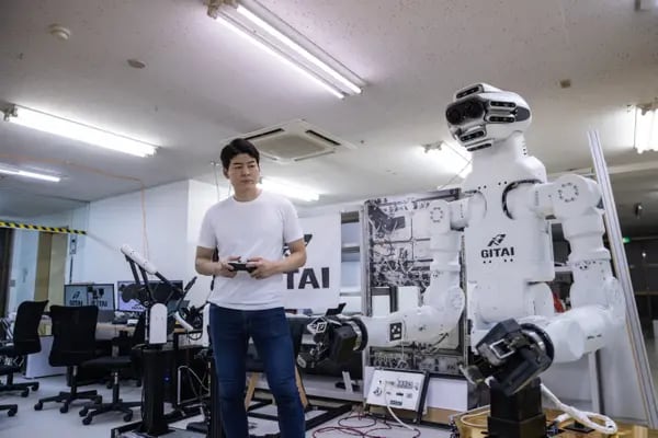 Fundador y CEO de GITAI Inc. / GITAI Japón Sho Nakanose maneja el robot G1 en la sede de la empresa el 19 de mayo de 2021 en Tokio, Japón. Fotógrafo: Takashi Aoyama/Getty Images