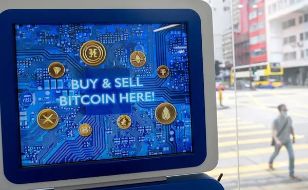 Una pantalla en la que se lee "¡Compre y venda bitcoin aquí!", en un cajero automático de criptomonedas, en la tienda de divisas digitales Hong Kong Digital Asset Exchange Ltd., en Hong Kong. Fotógrafo: Paul Yeung/Bloomberg