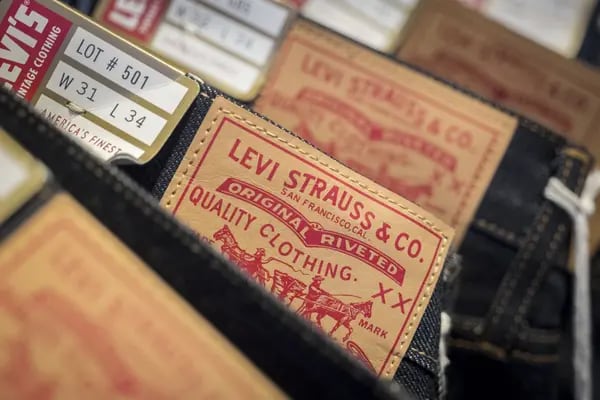 Etiquetas de Levi Strauss & Co. se ven en los vaqueros a la venta dentro de la tienda insignia de la empresa en San Francisco.