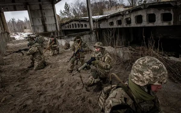 Civiles participan en una sesión de entrenamiento de la unidad de Defensa Territorial de Kiev el 29 de enero de 2022 en Kiev, Ucrania.