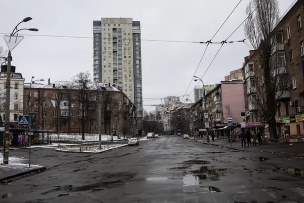 Una calle casi vacía durante una pausa en el toque de queda en Kyiv, Ucrania, el martes 1 de marzo de 2022.