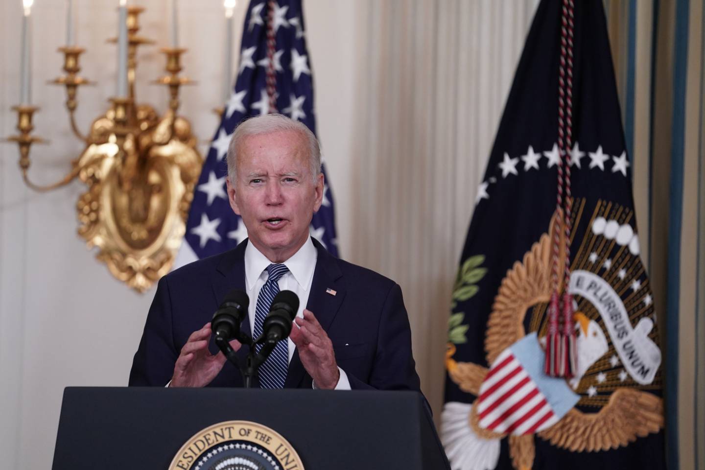 El presidente de EE.UU., Joe Biden, habla antes de firmar la Ley de Reducción de la Inflación de 2022, H.R. 5376, en el Comedor de Estado de la Casa Blanca en Washington, D.C., EE.UU., el martes 16 de agosto de 2022.