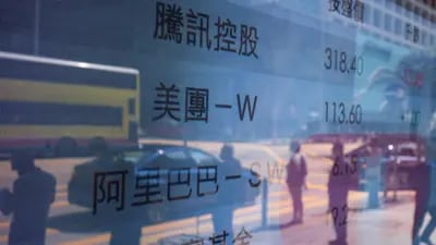 Una pantalla electrónica muestra las cifras de las acciones de empresas como Tencent Holdings Ltd., Meituan y Alibaba Group Holding Ltd. en Hong Kong, China, el martes 15 de marzo de 2022. Fotógrafo: Paul Yeung/Bloomberg