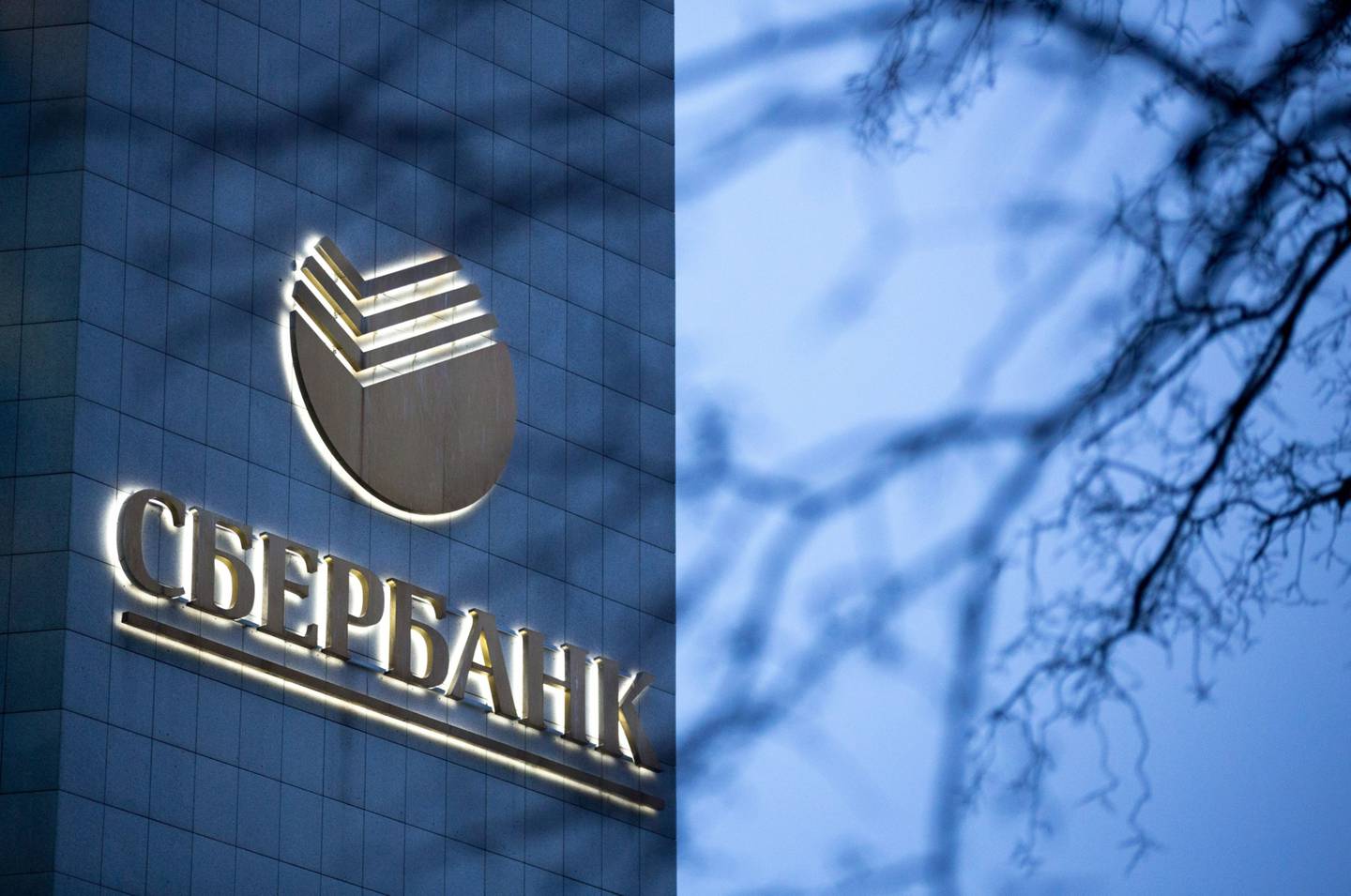 Un logotipo iluminado se encuentra en la sede de Sberbank PJSC en Moscú, Rusia, el lunes 23 de diciembre de 2019.