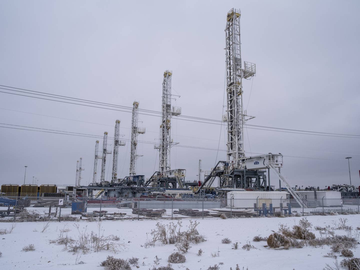 Plataformas de perforación petrolera inactivas en la nieve en un terreno cerca de Midland, Texas, EE.UU. (Febrero 2021).