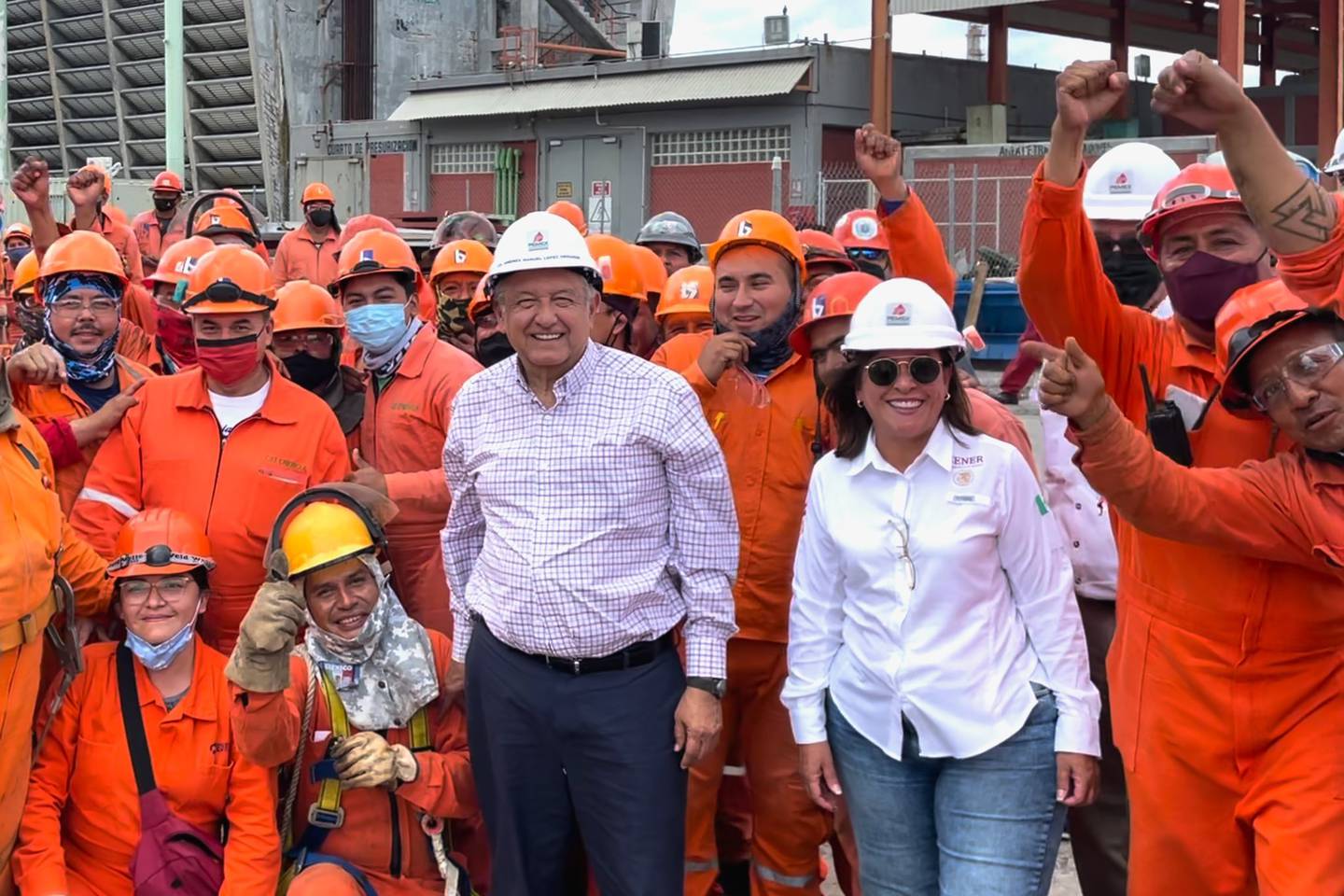 El presidente de México, Andrés Manuel López Obrador acompañado por la secretaria de Energía, Rocío Nahle y trabajadores en la refinería Dos Bocas en Tabasco.