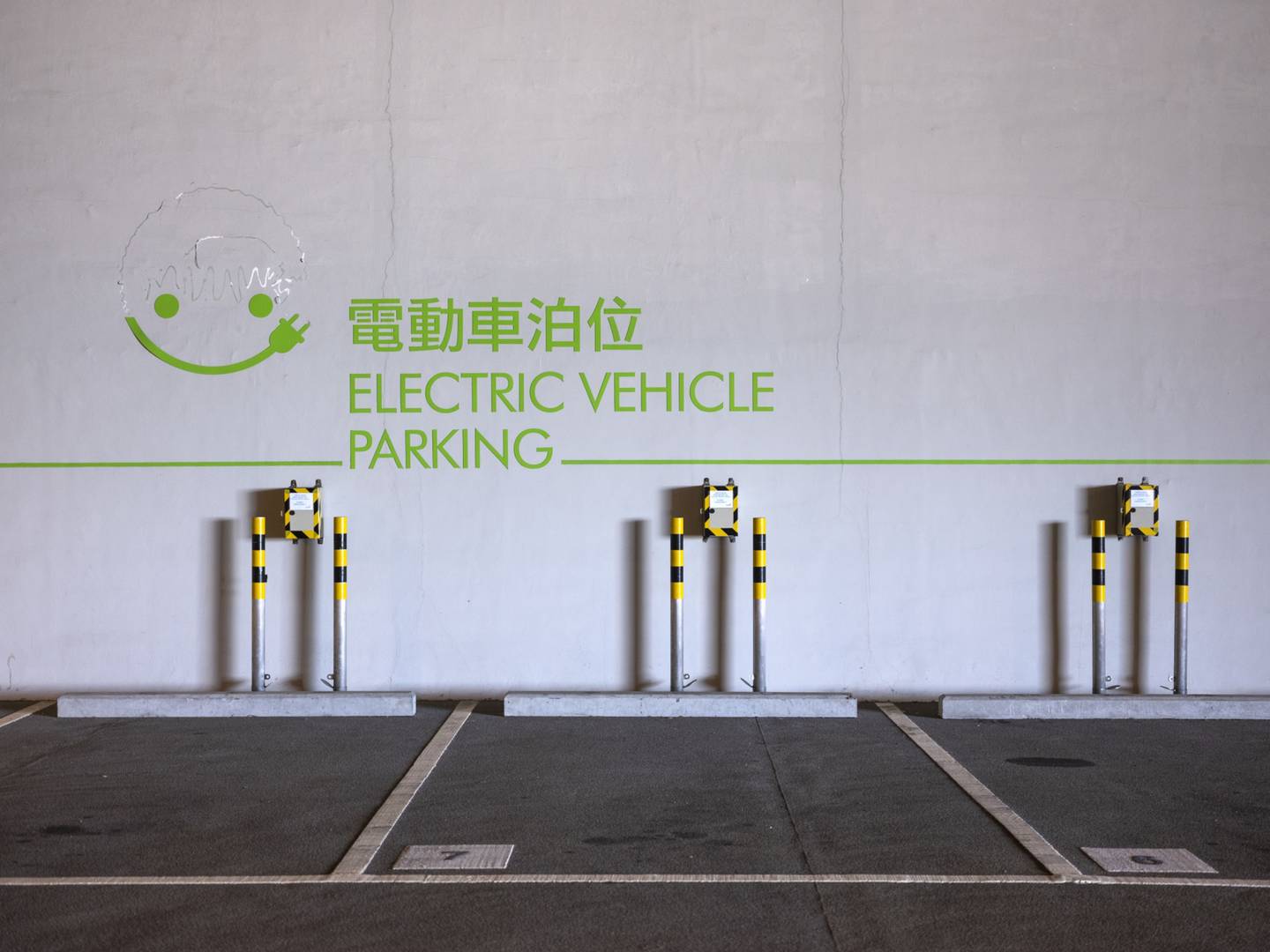 Estaciones de carga de vehículos eléctricos en un aparcamiento en Hong Kong, China, el viernes 23 de noviembre de 2018.