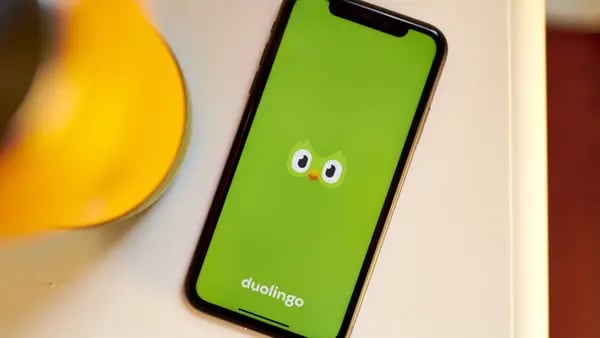 Duolingo recorta el 10% de sus contratistas al usar más IA para crear contenidodfd