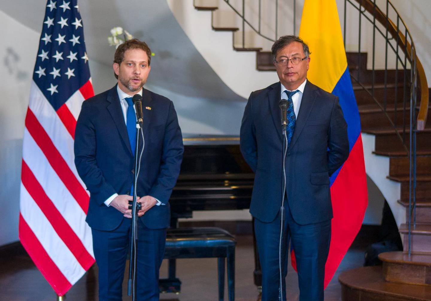 El secretario adjunto de Seguridad Nacional de EE.UU., Jon Finer, y el presidente electo de Colombia, Gustavo Petro.