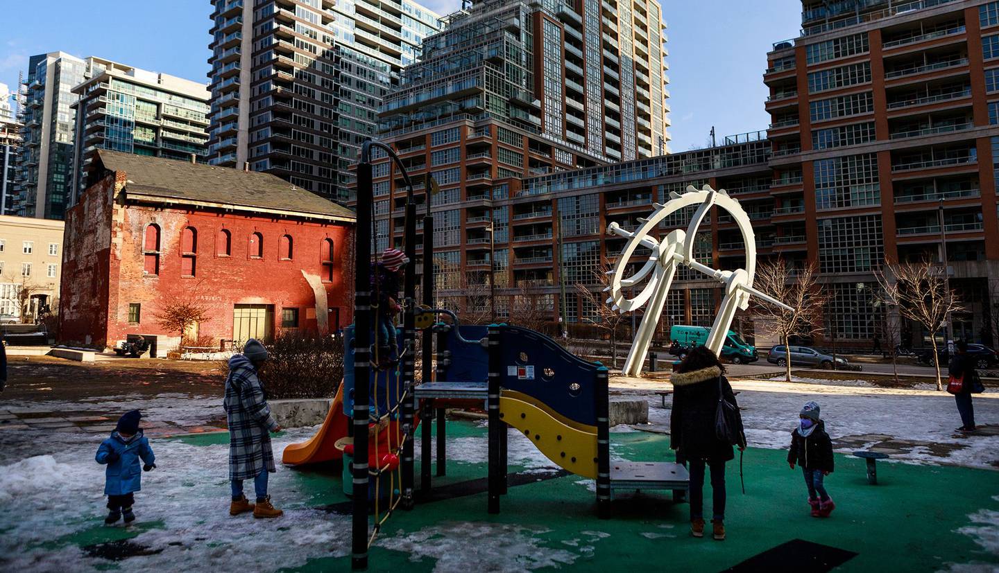 Un parque infantil en el barrio de Liberty Village, en Toronto, una ciudad que pronto podría tener la atención infantil nacionalizada. Fotógrafa: Annie Sakkab/Bloombergdfd