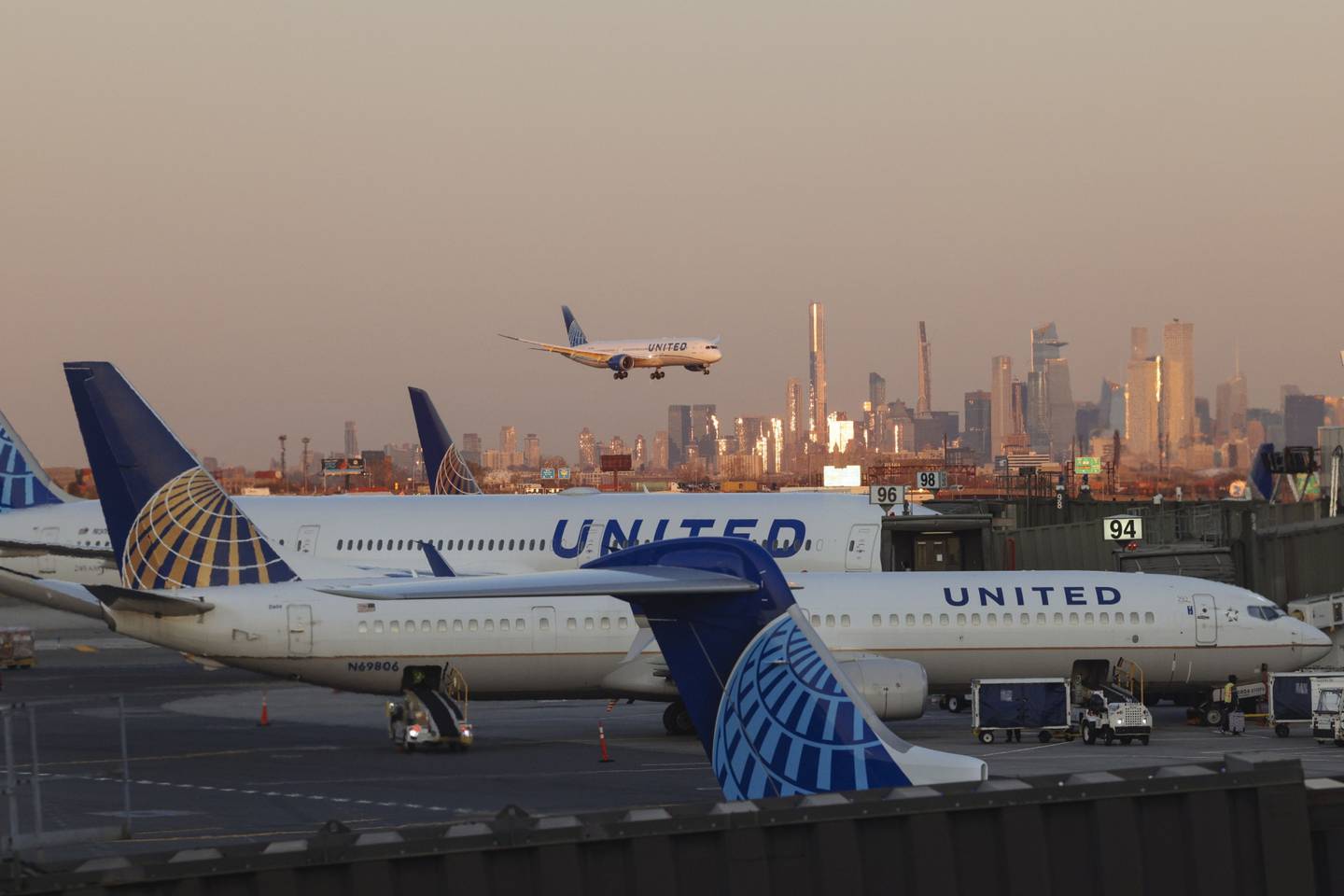 Un avión operado por United Airlines Holdings Inc. aterriza en el aeropuerto internacional Newark Liberty en Newark, Nueva Jersey, Estados Unidos, el lunes 16 de noviembre de 2020.