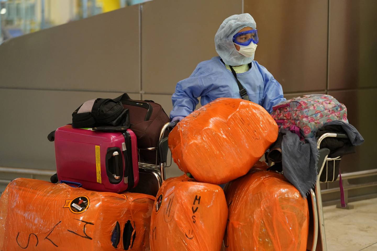 Un pasajero con equipo de protección personal (EPI) en la sala de salidas del aeropuerto de Madrid Barajas, operado por Aena SA, en Madrid, España, el jueves 24 de diciembre de 2020.