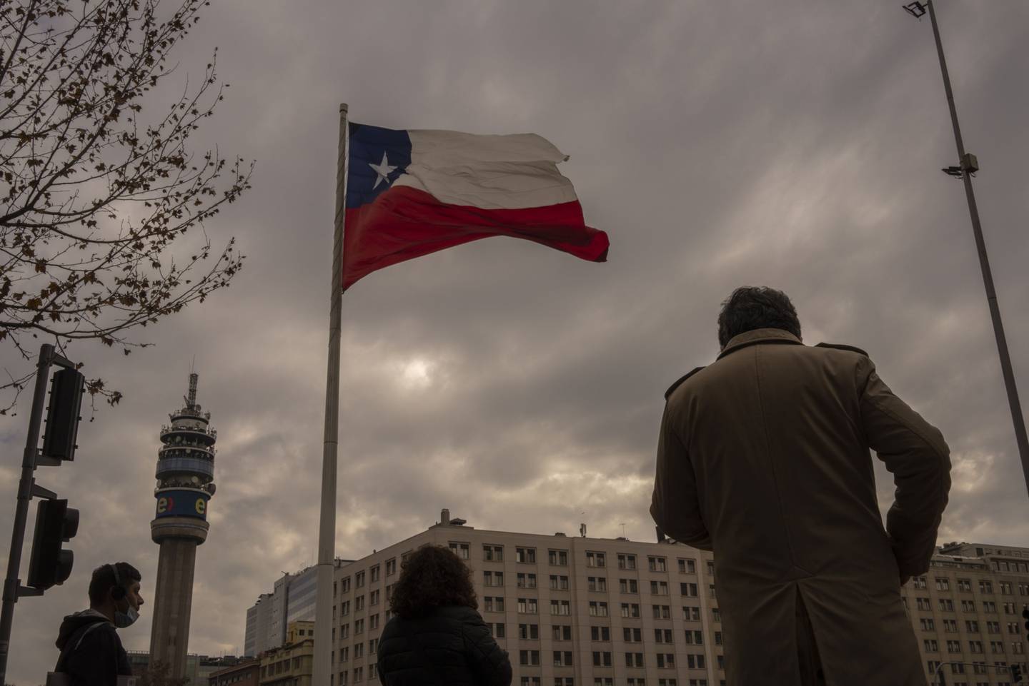 Una bandera chilena fuera de La Moneda