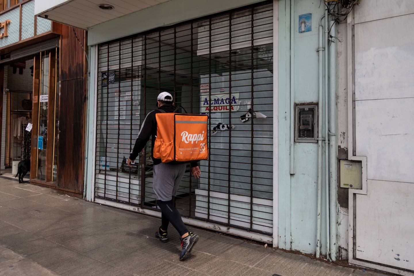 Un repartidor de Rappi Inc. pasa por delante de un local comercial en alquiler en el barrio de Belgrano de Buenos Aires, Argentina, el sábado 24 de octubre de 2020.