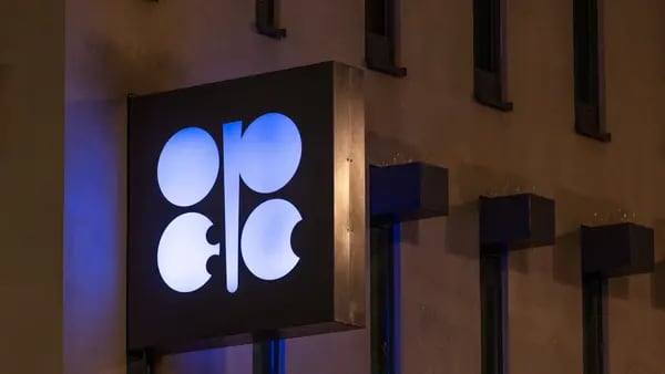 Producción de petróleo de la OPEP bajó antes del inicio de nuevos recortesdfd