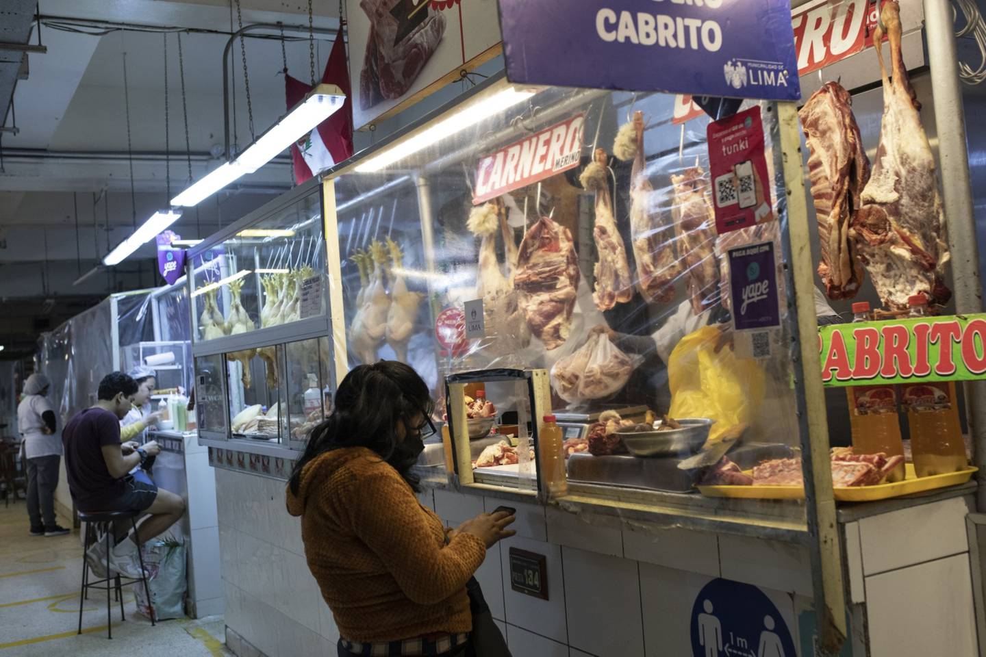 Carnicería en un mercado de Lima, Perú.