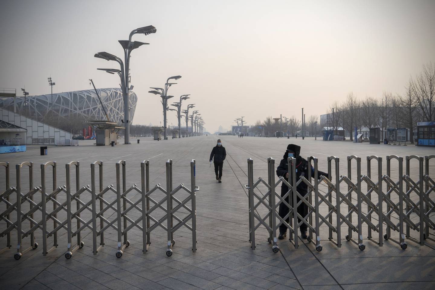Una barricada instalada para los Juegos Olímpicos y Paralímpicos de Invierno de Pekín 2022 cerca del Estadio Nacional en Pekín, el 7 de enero.dfd