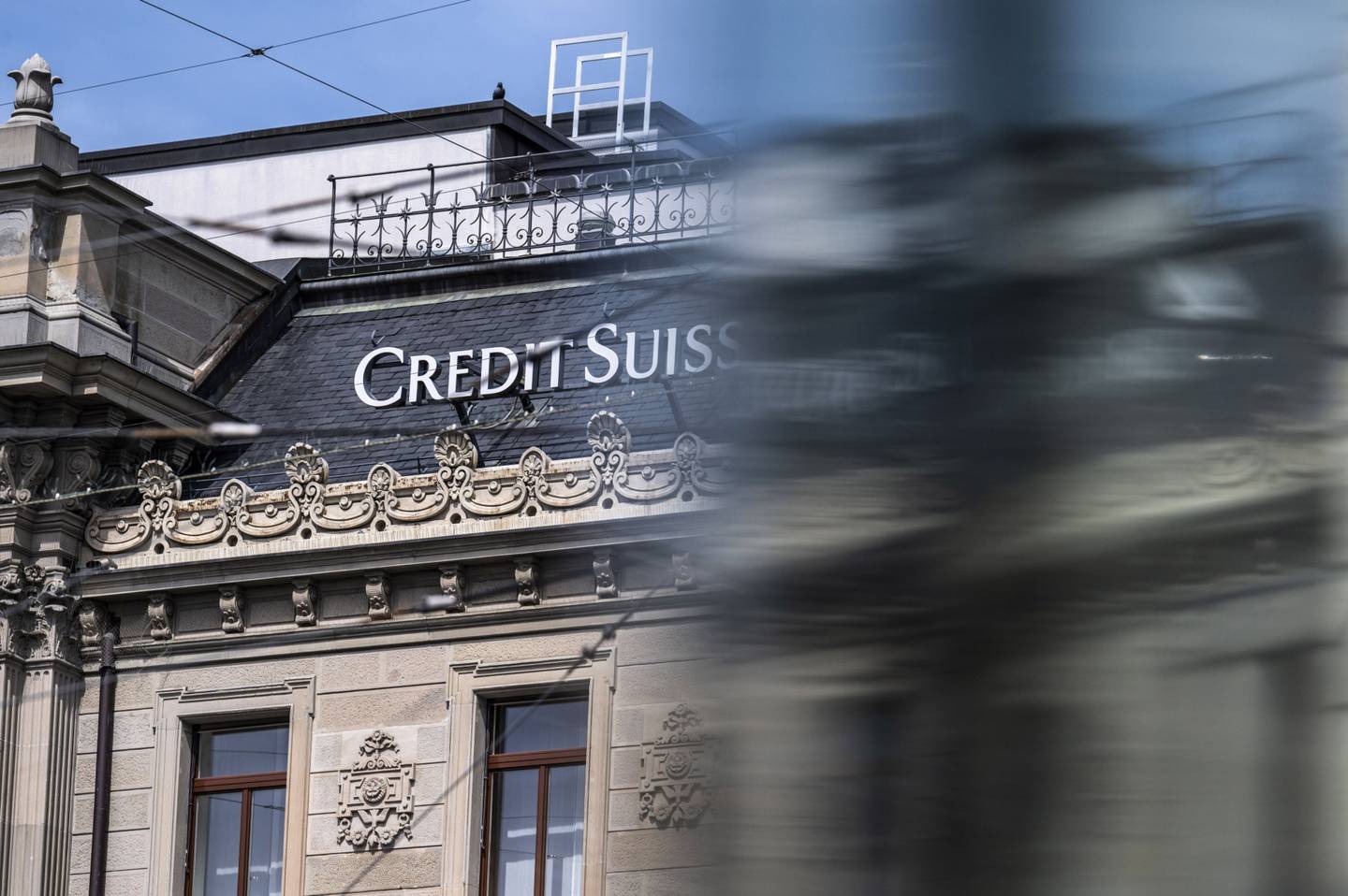 Un cartel en el tejado de la sede de Credit Suisse Group AG en Zúrich, Suiza, el viernes 29 de abril de 2022.