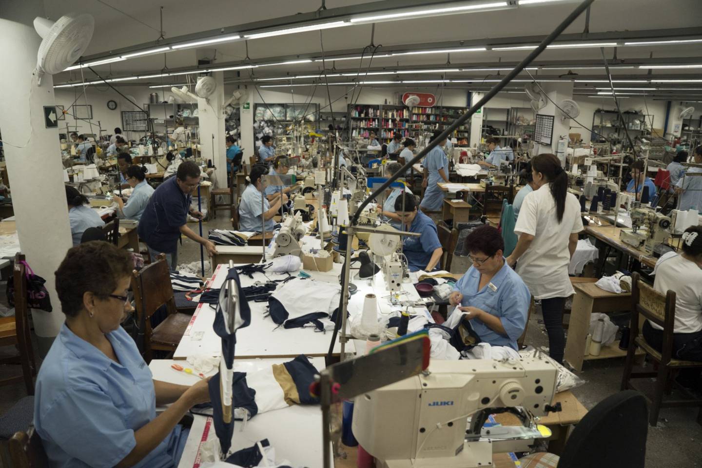 Los trabajadores confeccionan ropa en la fábrica Touche en Medellín, Colombia, el lunes 25 de agosto de 2014.