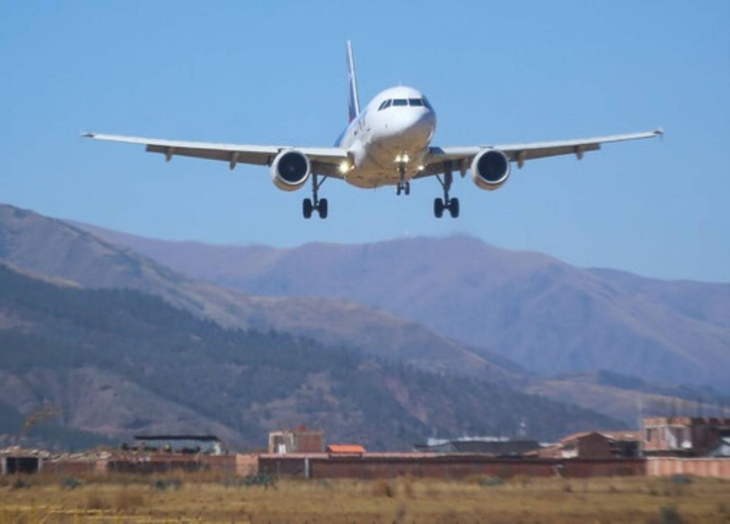 Los aeropuertos de Arequipa, Pucallpa, Puerto Maldonado y Tacna se ven ya afectados por la falta de combustibles en Perú.