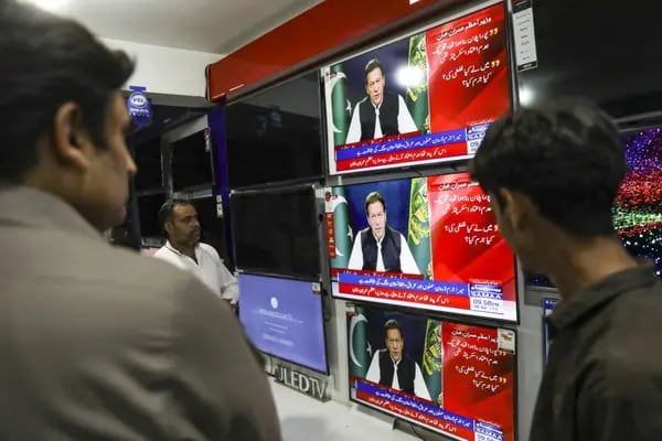 Los televisores emiten imágenes en directo de Imran Khan, primer ministro de Pakistán, en Rawalpindi, Pakistán.