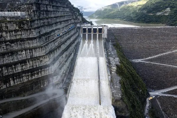 El agua fluye por el muro de la represa hidroeléctrica Hidroituango en estas fotografías aéreas tomadas sobre Ituango, Colombia, el sábado 8 de junio de 2019.